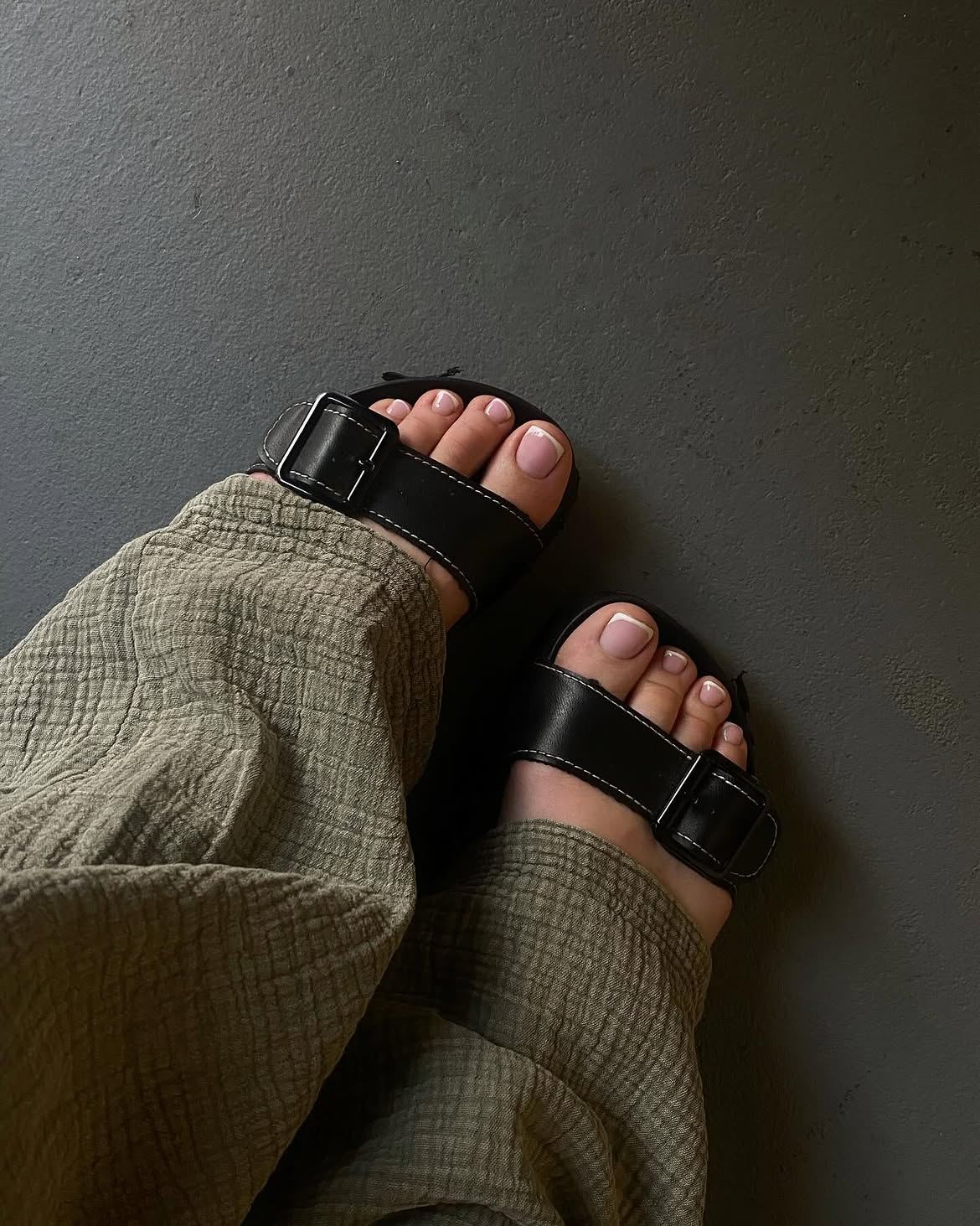 Pedicure hybrydowy w salonie REFORM na warszawskiej Woli